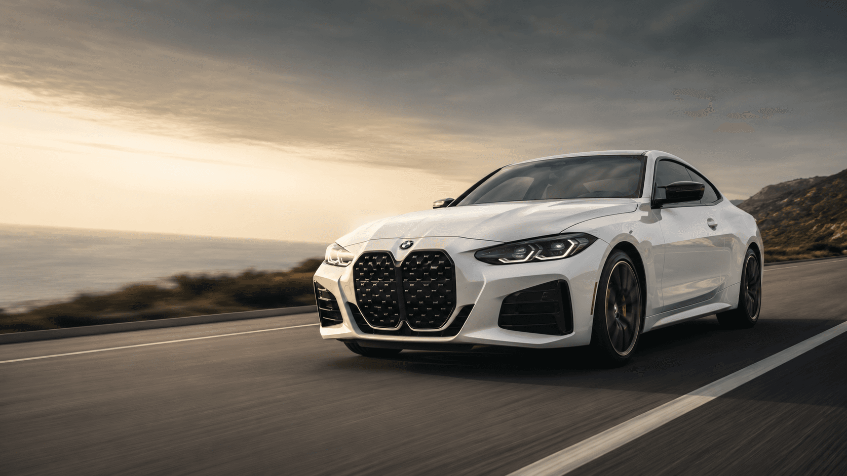 Bel BMW na obalni cesti